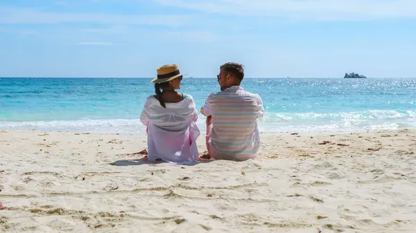Pár Mužů Žen Sedí Pláži Výhledem Oceán Ostrova Koh Samet — Stock fotografie