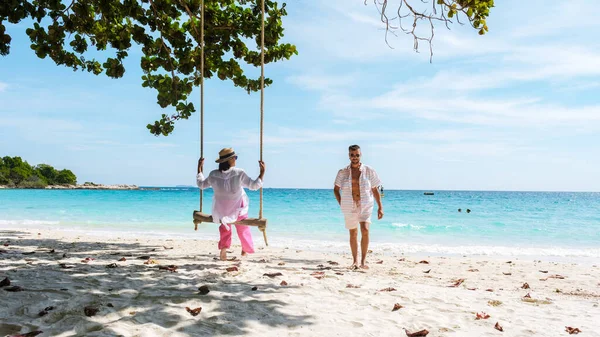 Couple Men Women Swing Beach Koh Samet Island Thailand Tropical — Stock Photo, Image