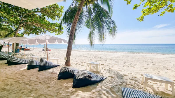 在萨姆德岛的白色热带海滩上 有一个带遮阳伞的日光浴椅 上面有一个草皮色的海洋 Koh Smat泰国海滩的餐馆咖啡店 — 图库照片