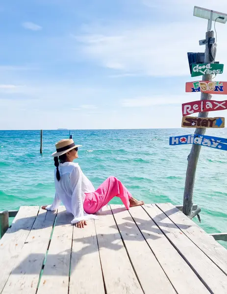Aziatische Vrouw Een Houten Pier Oceaan Van Koh Samet Island — Stockfoto