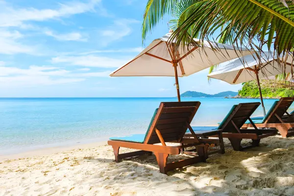 位于萨姆德岛白色热带海滩上的Koh Samet Island Rayong Thailand海滩椅 上有遮阳伞 上面有一个豪华度假胜地的草屋色海洋 — 图库照片#