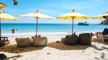 Koh Samet Adası Rayong Tayland 10 Aralık 2023, insanlar Samed Adası 'nda turkuaz renkli bir okyanusu olan tropik bir plajda dinleniyorlar.