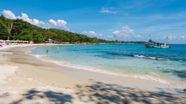 Koh Samet Adası Rayong Tayland 10 Aralık 2023, insanlar güneşli bir günde Samed Adası 'nda turkuaz renkli bir okyanusla tropik bir plajda dinleniyorlar.