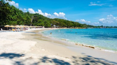 Koh Samet Adası Rayong Tayland 10 Aralık 2023, insanlar güneşli bir günde Samed Adası 'nda turkuaz renkli bir okyanusla tropik bir plajda dinleniyorlar.