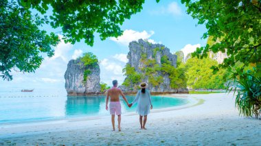 Koh Hong Adası, Krabi Tayland. Tayland 'da tatil yaparken Koh Hong sahilinde birkaç kadın ve erkek.