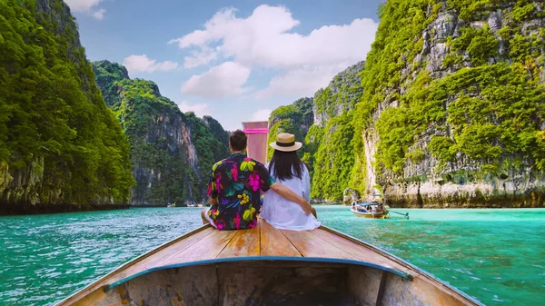 Пара Перед Човном Longtail Лагуні Таїланд Під Час Відпустки Зелено — стокове фото