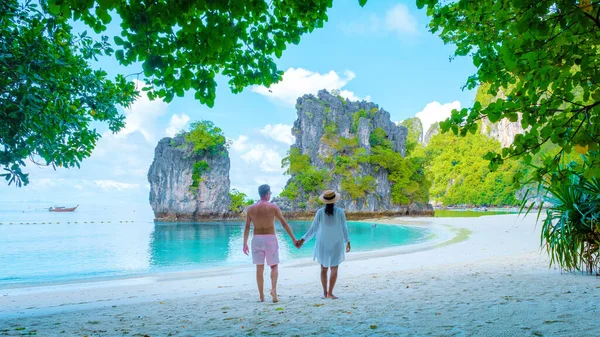 Koh Hong Island Krabi Thailand在泰国度假期间 一对男女在Koh Hong海滩上 — 图库照片