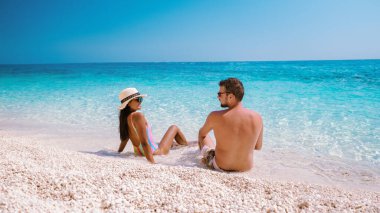 Golfo di Orosei Sardina Sardunya sahilinde bir kadın ve bir erkek, İtalya 'da Sardunya' da tatilde genç bir çift., 