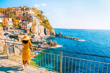 İtalya Cinque Terre, Manarola Köyü Cinque Terre Sahili 'nde Manarola' yı ziyaret eden Asyalı kadınlar. Manarola, La Spezia Liguria 'nın güzel renkli bir kasabasıdır ve Cinque Terre' nin beş bölgesinden biridir.