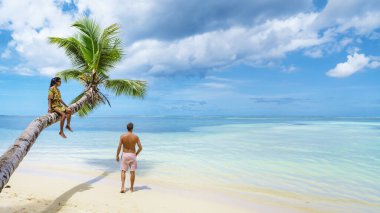 Seyşeller sahilinde tatil yapan bir çift erkek ve kadın Mahe Adası 'ndaki Anse Royale Sahili' ni ziyaret ediyor.