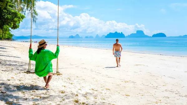 태국에서 휴가에 남성과 여성의 성숙한 해변을 태국의 해변에 — 스톡 사진