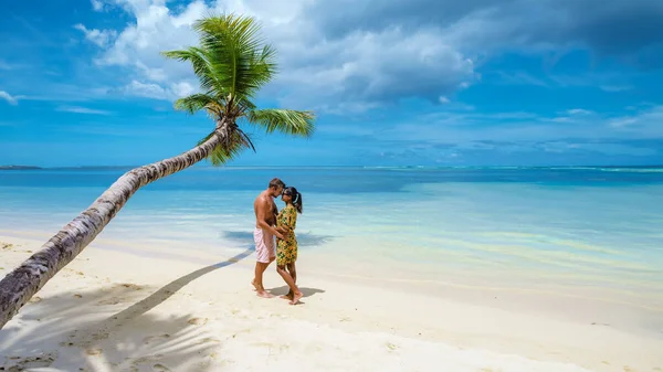 一对夫妇男女在塞舌尔海滩度假 男人和女人参观塞舌尔马埃岛的Anse Royale海滩 — 图库照片
