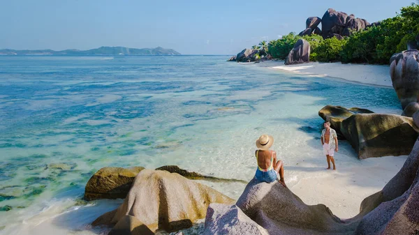 Anse Source Argent Strand Digue Insel Seychellen Ein Paar Männer — Stockfoto