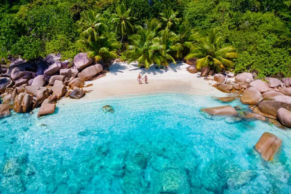 塞舌尔的普拉斯林热带岛屿 有白色的海滩和棕榈树 一对中年男女在塞舌尔度假游览热带海滩 — 图库照片