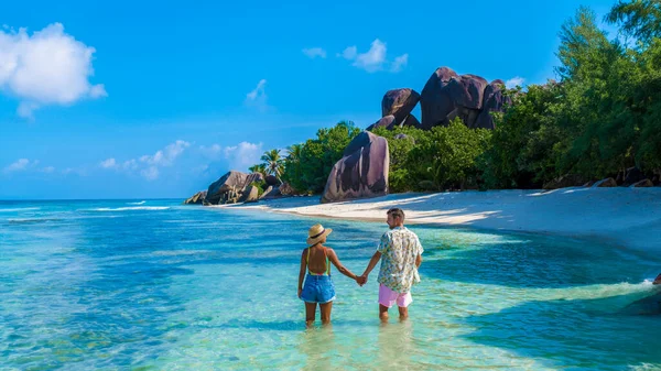 Anse Source Argent Digue Seychelles Una Joven Pareja Hombres Mujeres —  Fotos de Stock