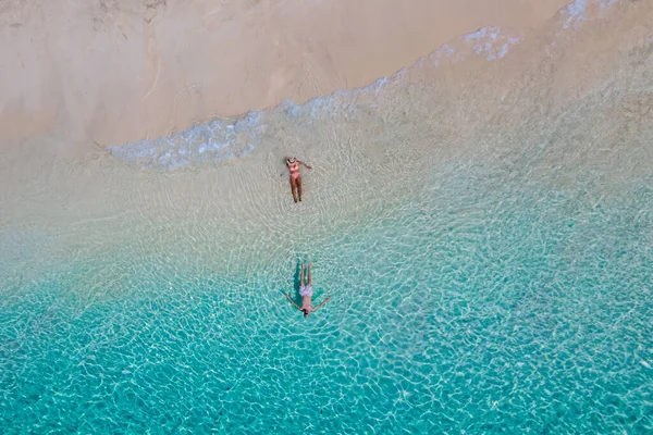 タイのコ クラダン島の青いカラー海で泳ぐ男女の上からの無人機の眺め 上からの眺め クラダン トラット タイのビーチ — ストック写真