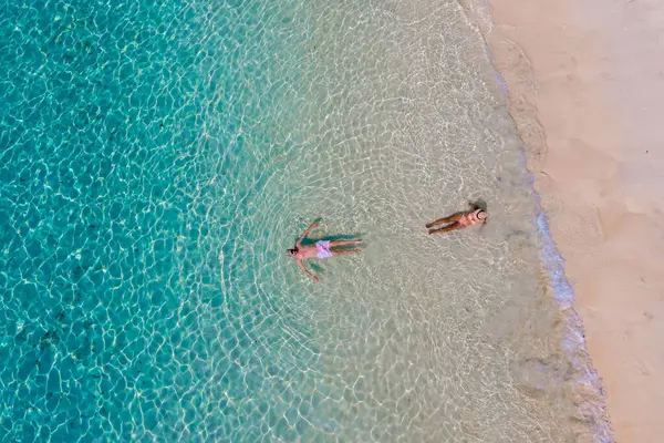 タイのコ クラダン島の青いターボウズ色の海で泳ぐ男女のドローンビュー 上からの眺め クラダン トラット タイのビーチ — ストック写真