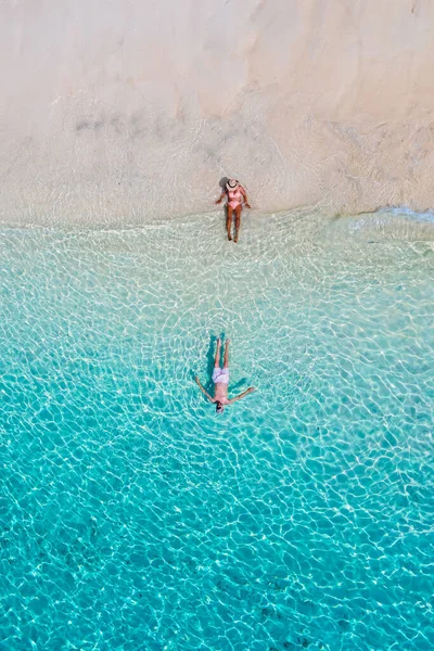タイのコ クラダン島の青いターボウズ色の海で泳ぐ男女のドローンビュー 上からの眺め クラダン トラット タイのビーチ — ストック写真