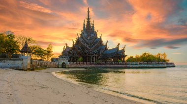 Doğruluk Mabedi, Pattaya Tayland, Pattaya sahilinde gün batımında okyanus kıyısındaki ahşap tapınak. Tayland 'daki Doğruluk Tapınağı