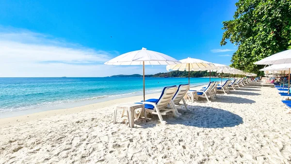 在阳光明媚的日子里 在萨默德岛白色热带海滩上的Koh Samet Island Rayong Thailand 海滩椅和有雨伞的日光浴床 — 图库照片