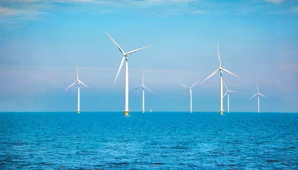 在荷兰 风力涡轮机产生的电力绿色能源具有蓝天绿色能源的概念 海上风力涡轮机 — 图库照片