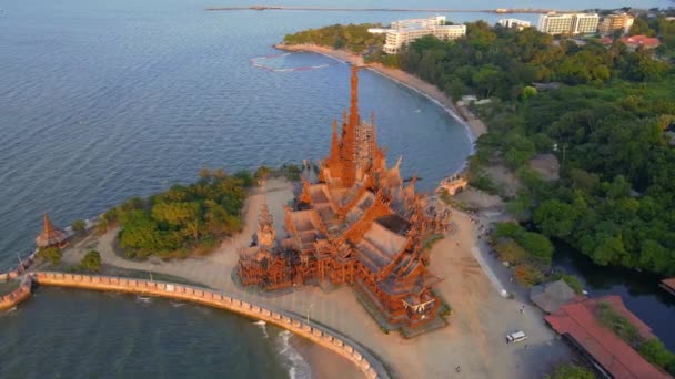 パタヤ タイにある真実の木造寺院は ナカルナ パタヤ市の岬にある巨大な木造建築物です サンクチュアリ — ストック動画