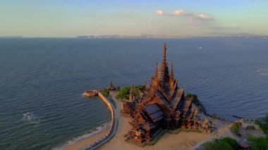 Pattaya Tayland 'daki Hakikat Tapınağı' nda gün batımı.. 