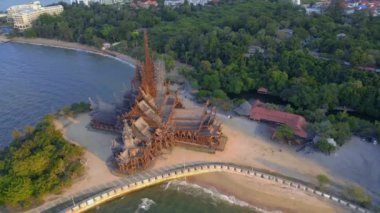 Pattaya Tayland 'daki Hakikat Tapınağı Naklua Pattaya şehrinde bulunan devasa bir ahşap tapınak yapısıdır..