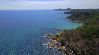Tropikal ada Koh Samet Tayland 'daki hava aracı görüntüsü, Tayland' daki tropikal bir plajın yukarıdan görünüşü, turkuaz renkli bir okyanusu olan tropikal körfez.