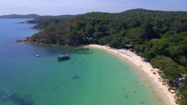 Tropikal ada Koh Samet Tayland 'daki hava aracı görüntüsü, yukarıdan Tayland' daki tropikal bir sahil manzarası Koh Samed, güneşli bir günde turkuaz renkli bir okyanusu olan tropikal körfez.