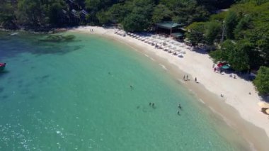 Tropikal ada Koh Samet Tayland 'daki hava aracı görüntüsü, güneşli bir günde turkuaz renkli bir okyanusu olan Tayland' daki tropikal bir sahil manzarası.