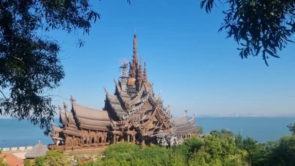 位于泰国帕塔亚的真理圣殿 Sanctuary Truth Wooden Temple 是一座巨大的木结构建筑 坐落在纳库拉帕塔亚市的角上 — 图库视频影像