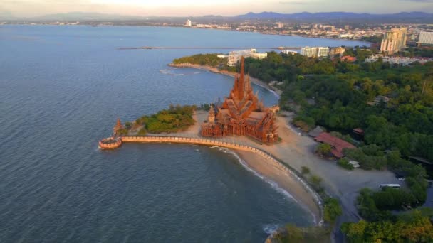 Святилище Истины Паттайе Таиланд Закате Солнца Деревянное Сооружение Расположенное Мысе — стоковое видео