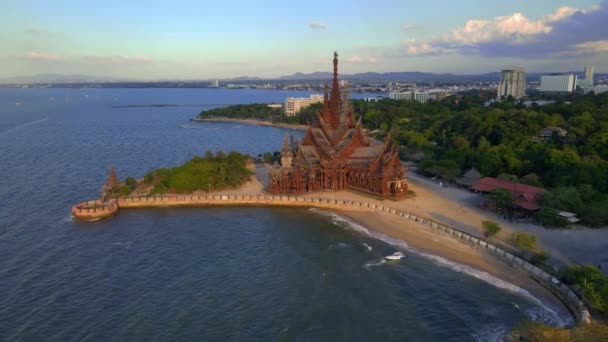 タイのパタヤの真実の木造寺院の聖域は 黄金の光で夕暮れの夕暮れ時にナカルトパタヤシティタイの岬に位置する巨大な木造建築です — ストック動画
