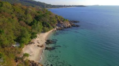 Tropikal ada Koh Samet Tayland 'da insansız hava aracı görüntüsü.