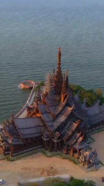 Pattaya Tayland 'daki Hakikat Tapınağı ahşap tapınağı Pattaya Tayland' daki Hakikat Tapınağı 'nın ahşap heykeli.