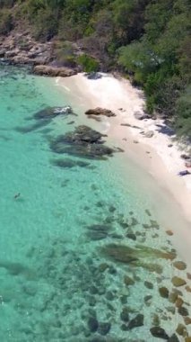 Güneşli bir günde tropik ada Koh Samet Tayland 'da insansız hava aracı görüntüsü