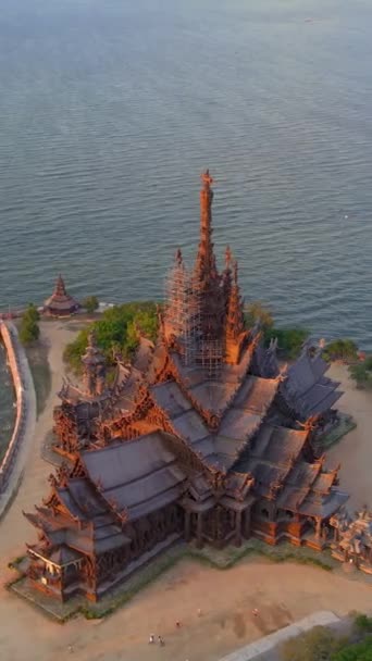 Totuuden Pyhäkkö Puinen Temppeli Pattaya Thaimaassa Auringonlasku Näkymä Puinen Veistos — kuvapankkivideo