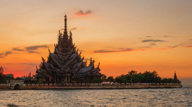 Gün batımında Pattaya Tayland 'daki Hakikat Tapınağı' nda. Naklua Pattaya Tayland 'ın Chonburi şehrinde devasa bir ahşap yapı.