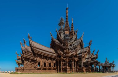 Pattaya Tayland 'daki Doğruluk Mabedi, Naklua Pattaya Tayland' ın Chonburi şehrinde yer alan dev bir ahşap yapıdır.