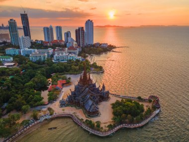 Pattaya şehrinin silueti ve Pattaya Tayland 'daki Hakikat Sığınağı ahşap tapınağı