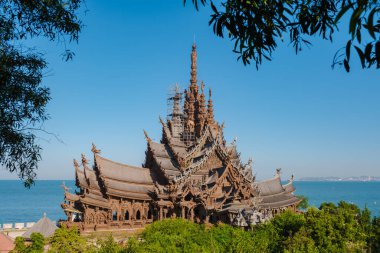 Pattaya Tayland 'daki Hakikat Tapınağı. Naklua Pattaya Tayland' ın Chonburi şehrinde bulunan ahşap bir tapınak.