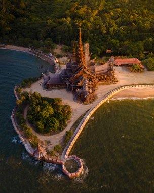 Pattaya Tayland 'daki Hakikat Tapınağı. Gün batımında sıcak akşam ışığında.