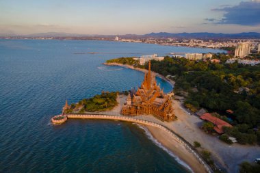 Pattaya Tayland 'daki Doğruluk Mabedi, akşam karanlığında Chonburi Tayland' ın Naklua Pattaya şehrinin burnundaki devasa ahşap bir yapı.