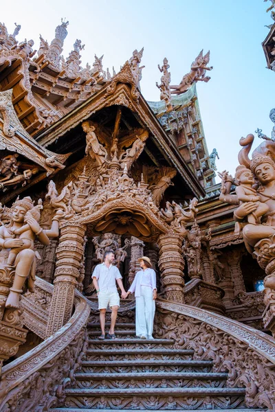 Casal Multiétnico Diversificado Homens Mulheres Visita Santuário Verdade Templo Pattaya — Fotografia de Stock