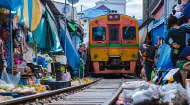 Maeklong Demiryolu Tayland Pazarı, Mae Klong Tren İstasyonu 'ndaki Taze Pazar Tayland' daki ünlü bir demiryolu pazarı.