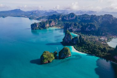 Railay Plajı Krabi Tayland. Tayland 'da bulutlu bir gökyüzü ve hindistan cevizi renkli bir okyanus olan raileylerin insansız hava aracının panoramik manzaralı tropikal plajı.