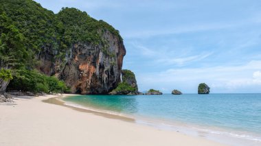 Railay Beach Krabi Tayland, Railay Krabi 'nin tropikal plajı, Panoramik manzara Tayland' da sabah bulutlu bir gökyüzü olan huzurlu Railay Railay Kumsalı 'ndan.