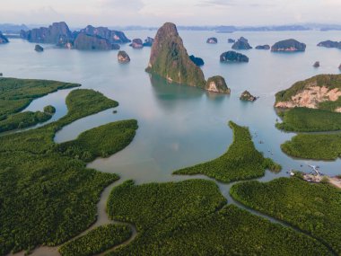 Sametnang, Phangnga Körfezi 'ndeki dağları, Andaman Denizi' ndeki mangrov ormanlarını, akşam alacakaranlığı gökyüzünü, Tayland 'ın Phangnga kentindeki seyahat noktalarını görür.