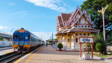 Tayland 'daki Hua Hin tren istasyonu 10 Eylül 2022 treni bekleyen yolcular. 